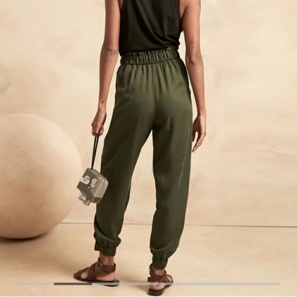 Banana Republic Fast Shine Jogger in Mistletoe Size XS - Picture 2 of 14